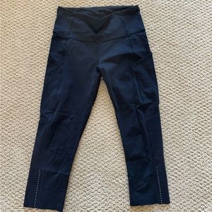 Lululemon size 6 black capri with pockets